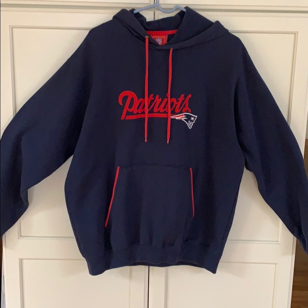 Men’s medium Patriots hooded sweatshirt
